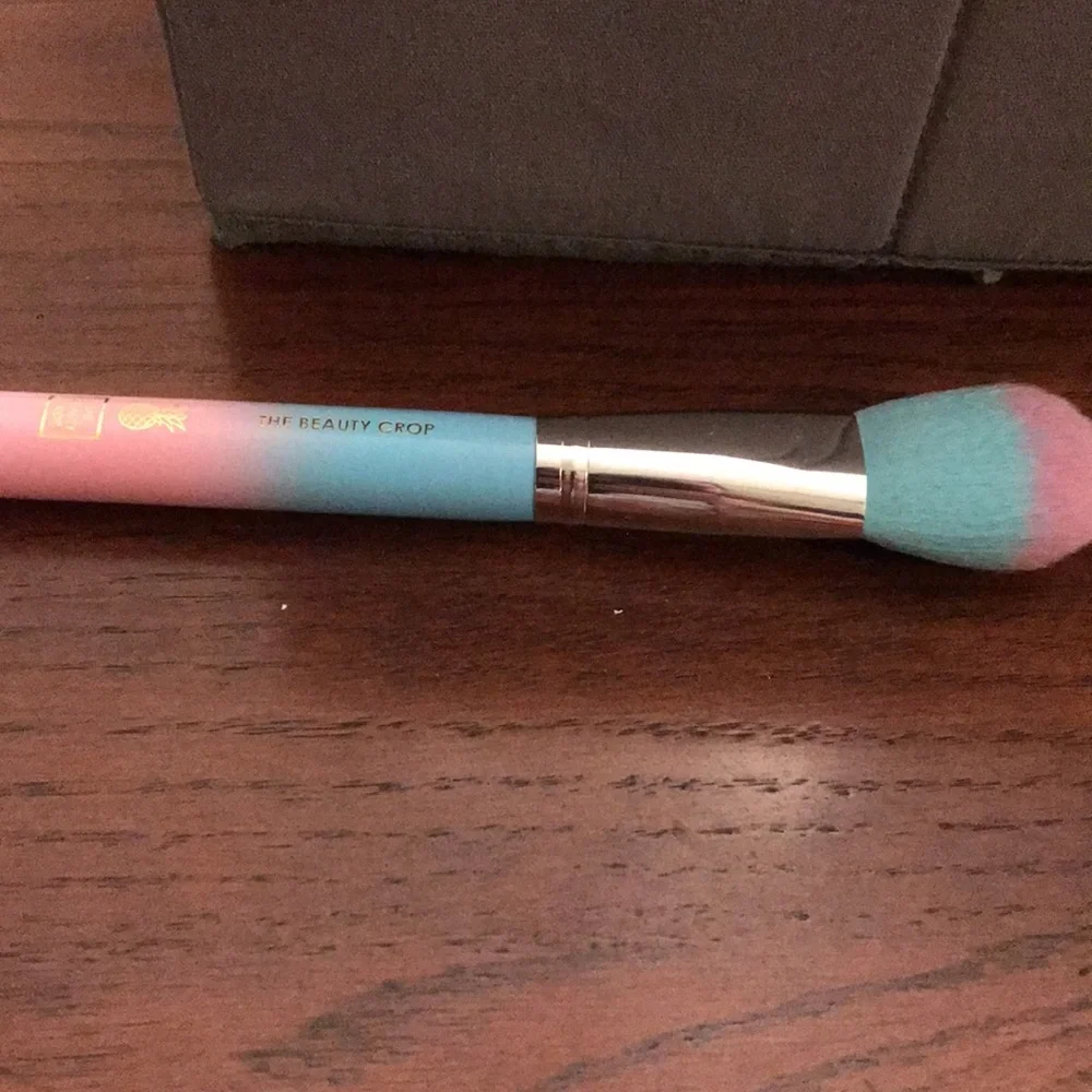 The beauty Crop fineapple powder Brush: F203. New